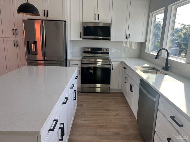 Building Photo - 305 N Pace Blvd