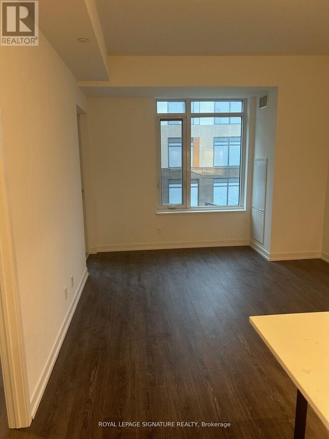 Photo du bâtiment - 8 Beverley Glen Blvd