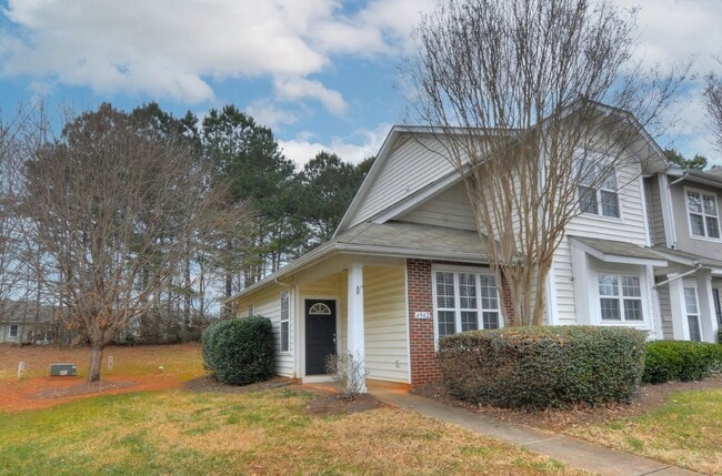 Building Photo - End-Unit 3br/2.5bth Townhome in Villages o...
