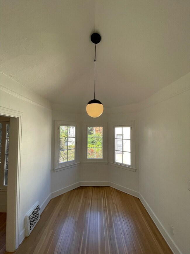 Comedor - 2076 Paramount Dr