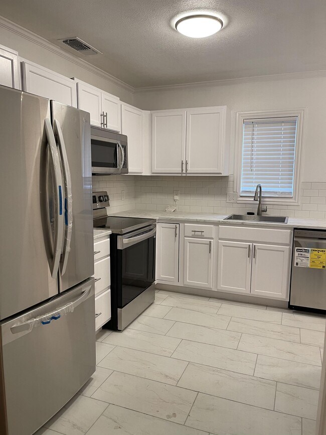 Building Photo - 2421 25th St