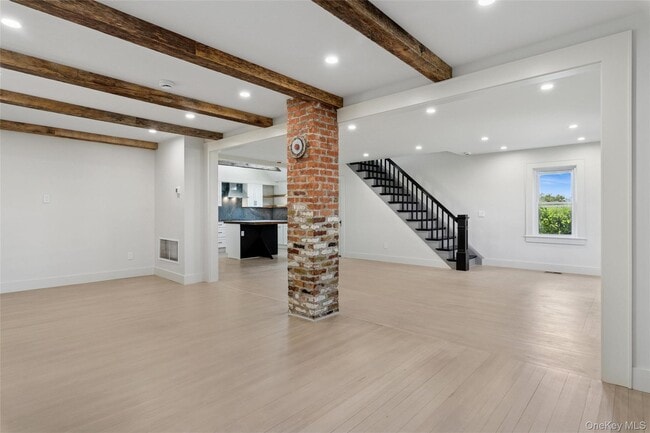 Foto del edificio - 335 Herricks Ln