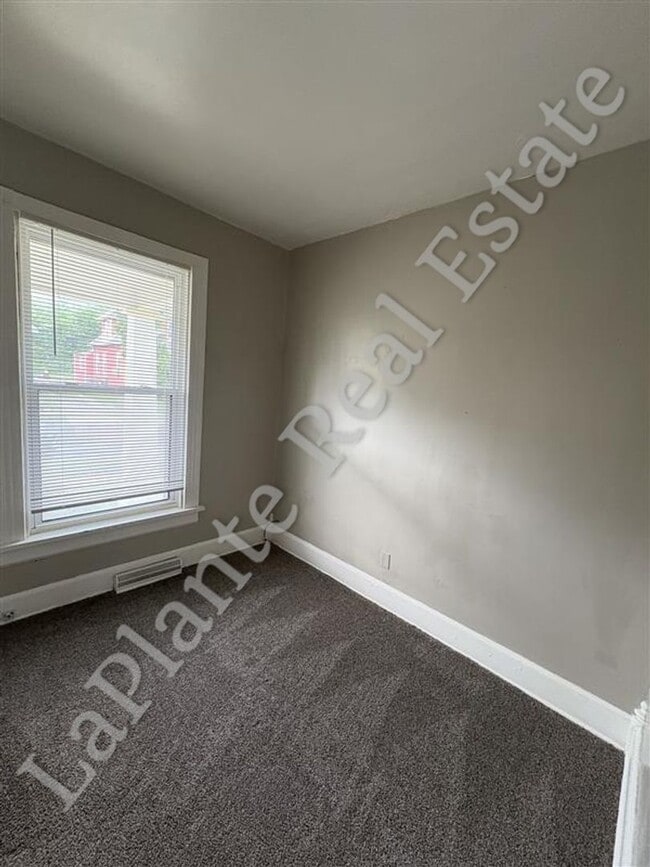 Building Photo - Welcome to this Charming 3-Bedroom Home Ne...