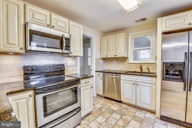 Building Photo - 214 E Monroe Ave