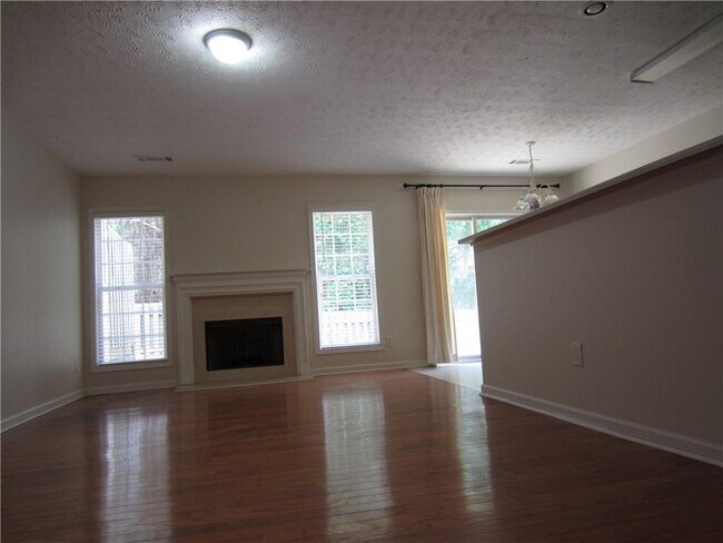 Foto del edificio - 6030 Grovegate Ln