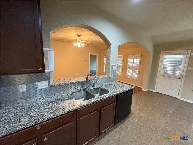 Foto del edificio - 374 Posey Pass