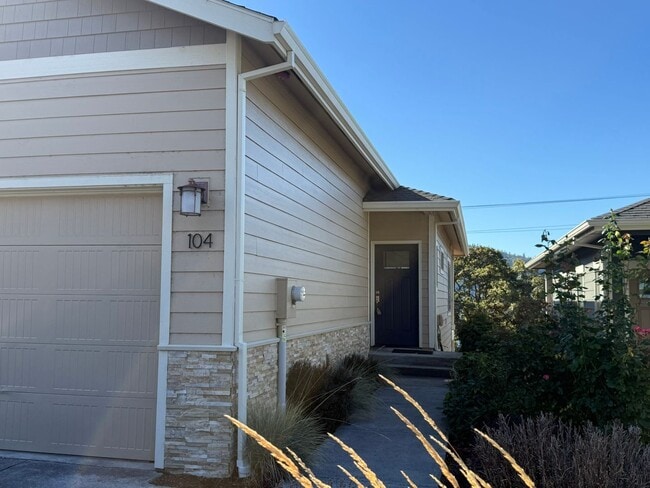 Foto del edificio - 2 Bedroom Townhouse For Rent In White Salmon