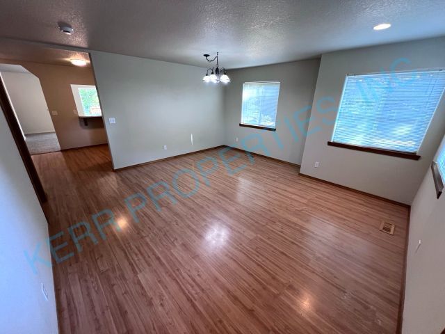 Building Photo - Beautiful 1704 sq ft 3 bedroom home locate...