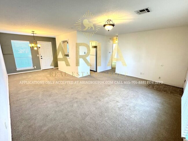 Foto del edificio - West Norman 2 Bedroom/1 Bath Duplex AVAILA...