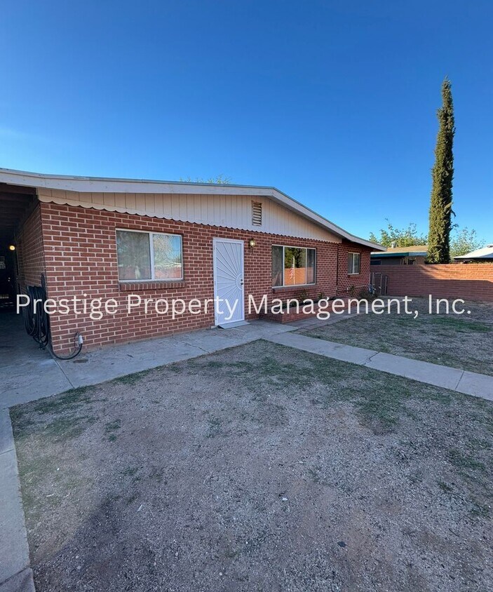 Foto principal - Centrally located 4/2.5 Brick House!!!