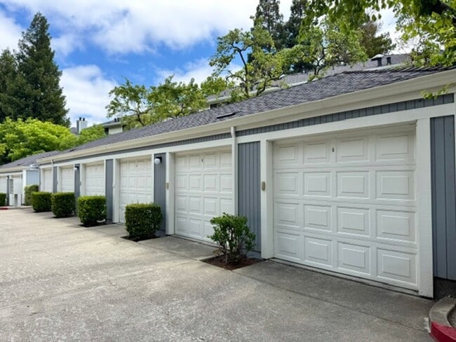 Building Photo - Beautiful upper level 2 story condo w/detached 1 car garage in Ashford Ct.