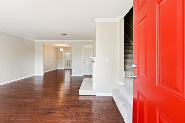 Building Photo - Renovated end-unit townhome in the Heart of Roswell