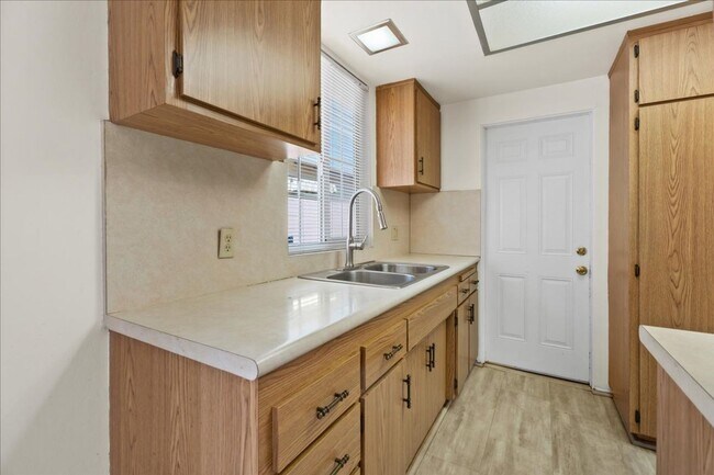 Foto del edificio - Spacious 3 Bed 2 Bath House w/ Central A/C...