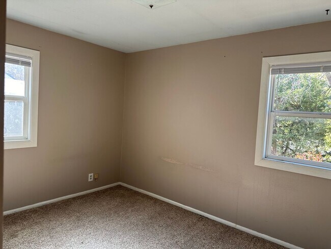 Building Photo - Three Bedroom / One Bathroom Home