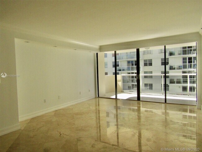 Foto del edificio - 5757 Collins Ave