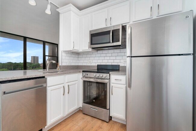 Building Photo - 345 E Eastgate Pl