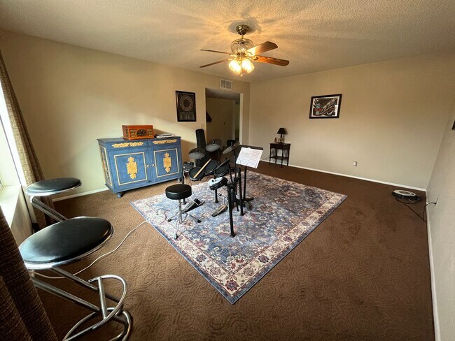 Foto del edificio - Large 4 bedroom with  yard