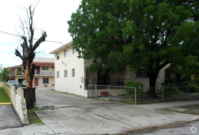Foto del edificio - 840-858 NW 4th St