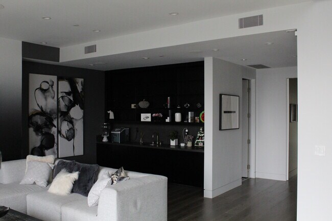 Foto del edificio - 1749 Stone Canyon Rd