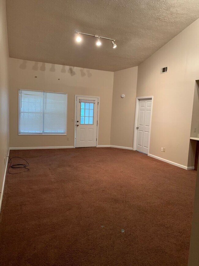 Building Photo - 100 4th Ave