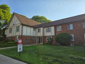 Building Photo - 30276 Southfield Rd