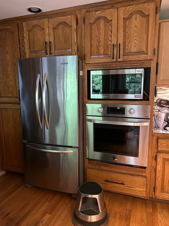 Building Photo - 3-bedroom, 2.5-bathroom home located in th...
