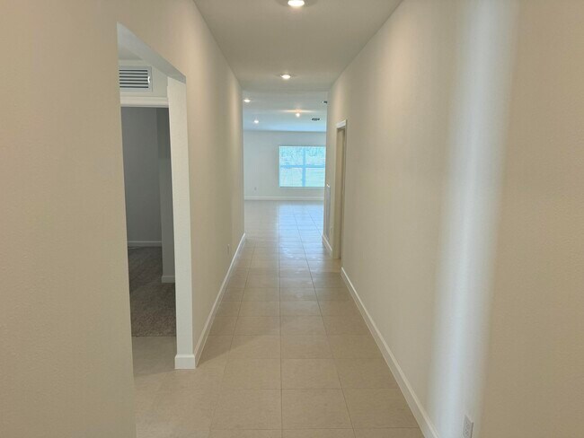 Building Photo - 10509 NW Suncrest Lp