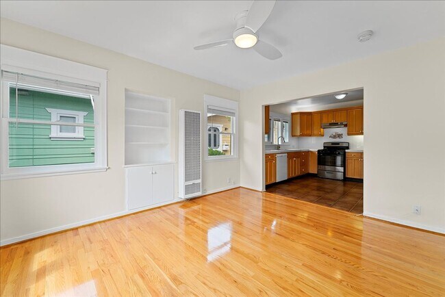 Building Photo - Cottage Style Apartment - Two blocks from ...