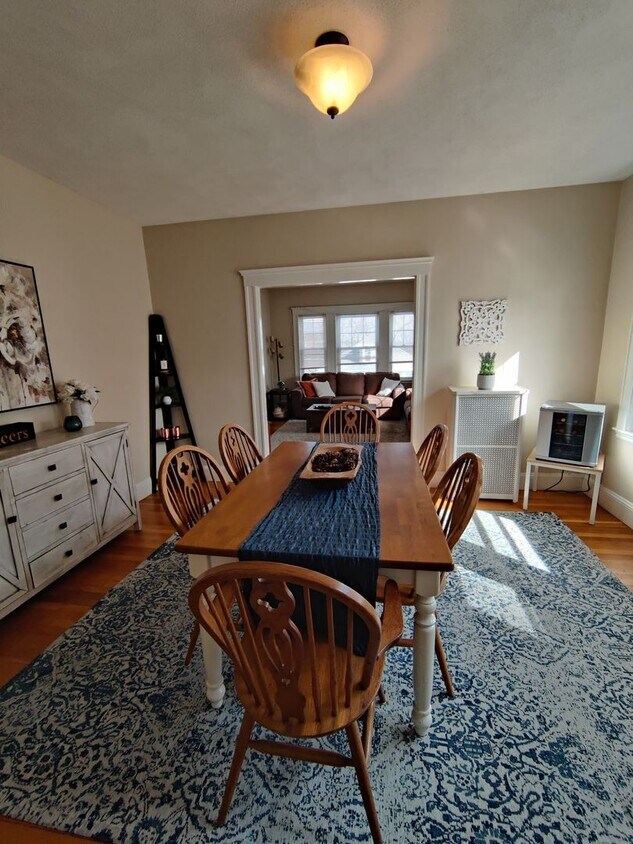 Foto principal - Large Fully Renovated Unit in Oak Sq. Free...