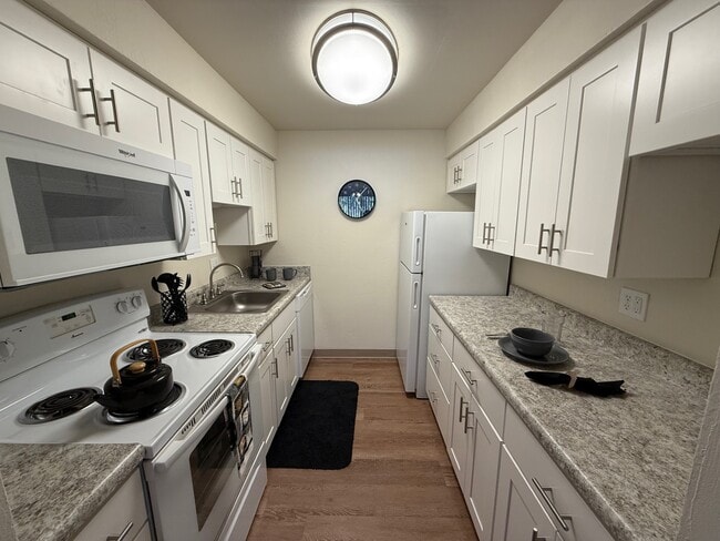 Brand New White Kitchen - Monroeville Apartments at Birnam Wood