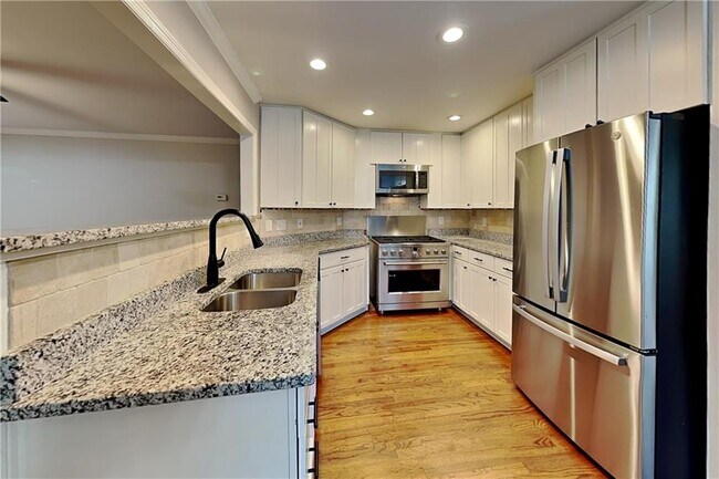 Foto del edificio - 2427 Brookvine Ln