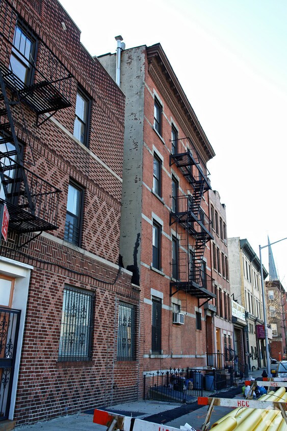 Building Photo - 569 Hicks St