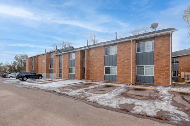 Building Photo - Adorable updated 2 bdrm condo in quiet est...