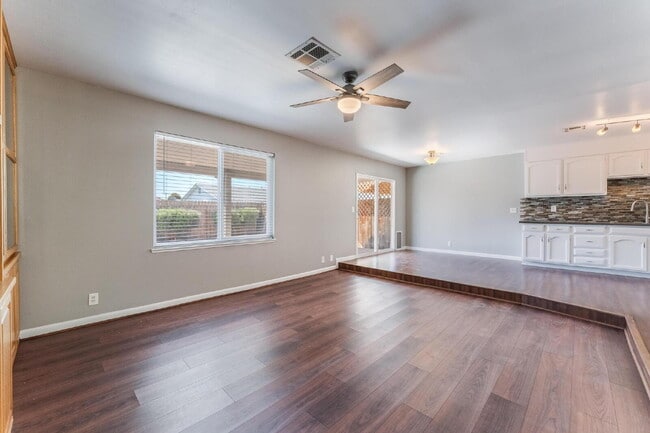 Building Photo - "Charming 3-Bed Oasis with 2 Full Baths in Vibrant Las Vegas - 1315 Sq Ft of Comfort!"