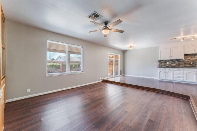 Foto del edificio - "Charming 3-Bed Oasis with 2 Full Baths in Vibrant Las Vegas - 1315 Sq Ft of Comfort!"