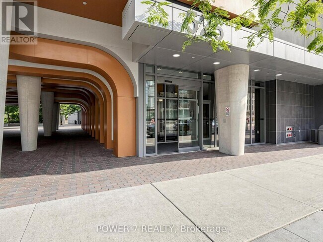 Building Photo - 525 Adelaide St W