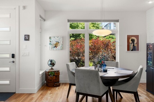 Building Photo - Modern 4BR/3.5BA Duplex with Finished Base...