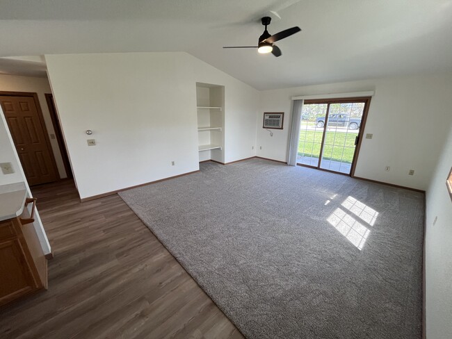 Building Photo - 996 Primrose Ln