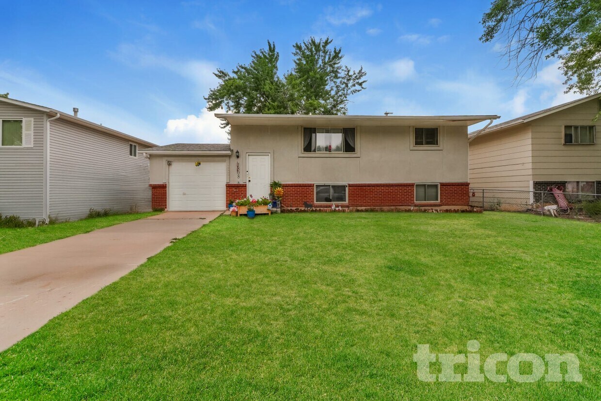 Primary Photo - 1808 River Dr