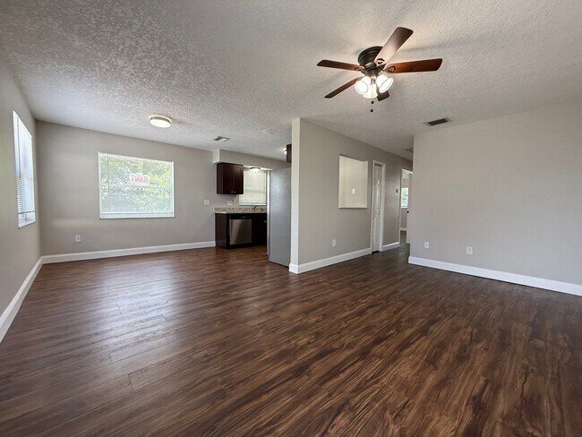 Foto del edificio - 2 Bed/1 Bath - Unit 8