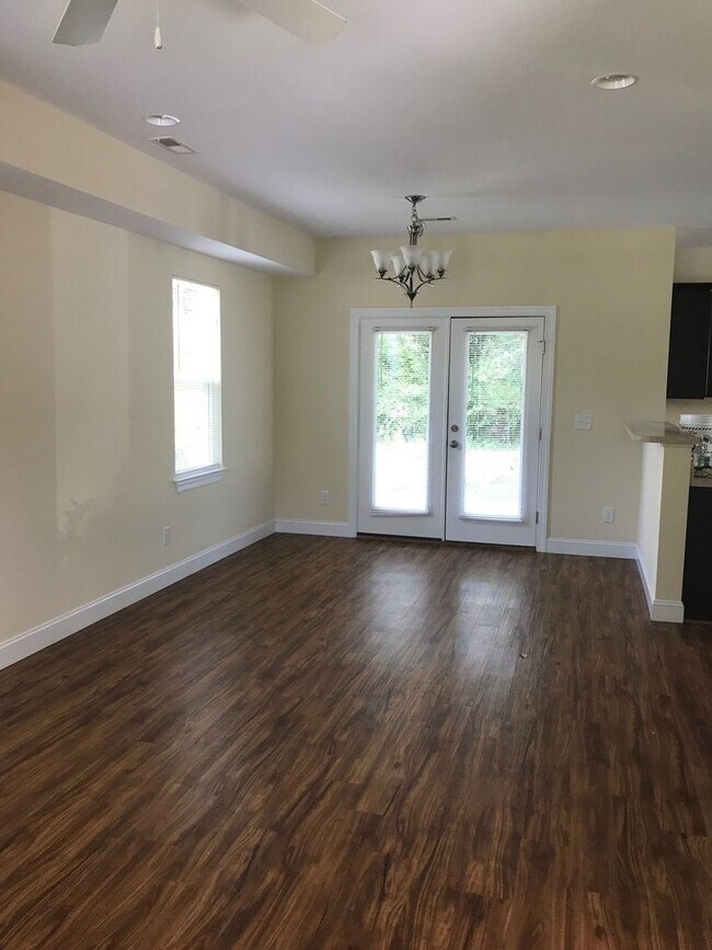 Building Photo - 3 Bedroom 2 Bathroom Home