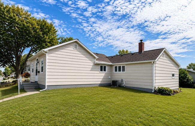 Building Photo - Charming 2-Bedroom Clinton Home with Garage!