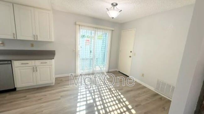 Foto del edificio - 4295 Gird Ave