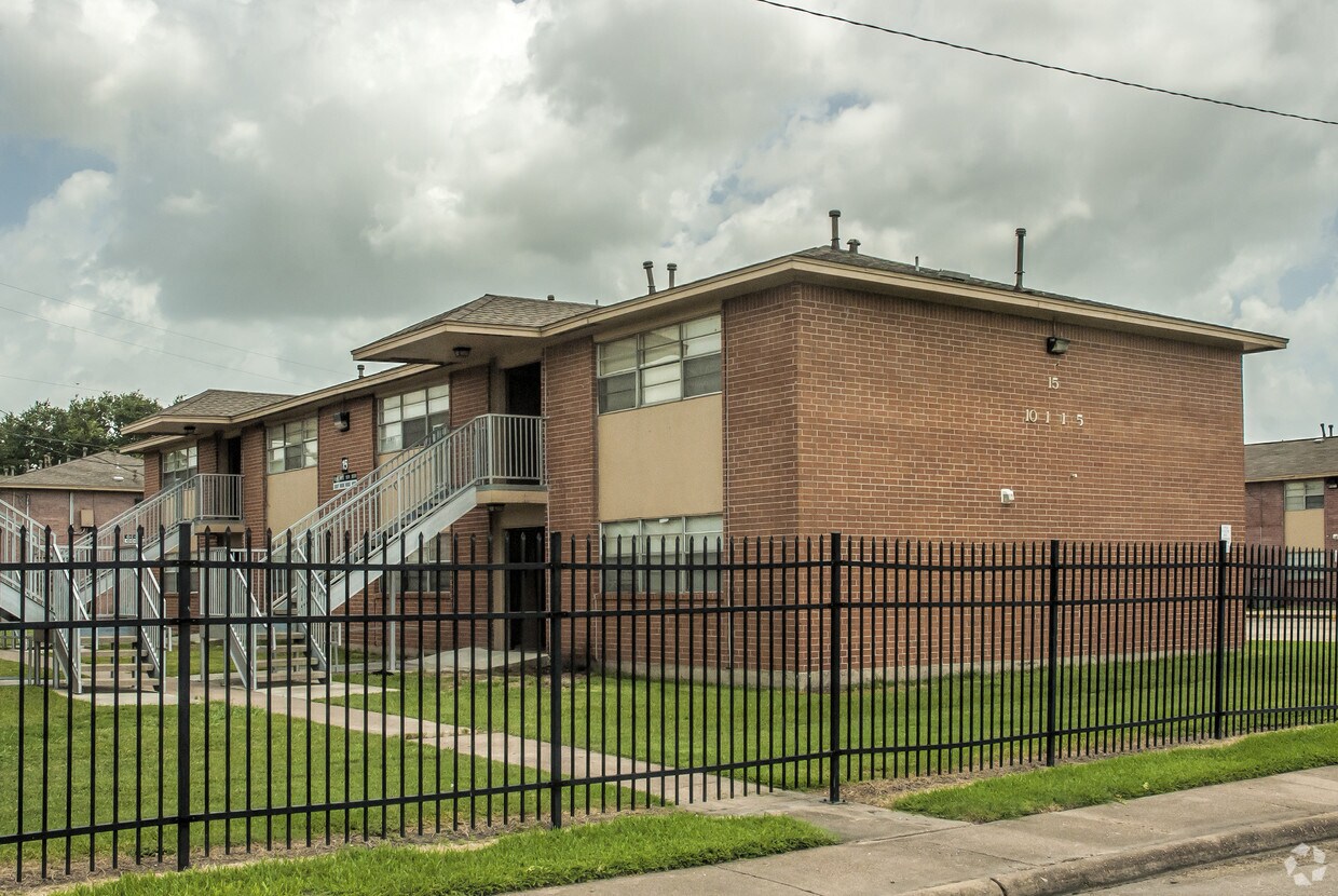 Foto principal - Summit at Prince Hall Apartments