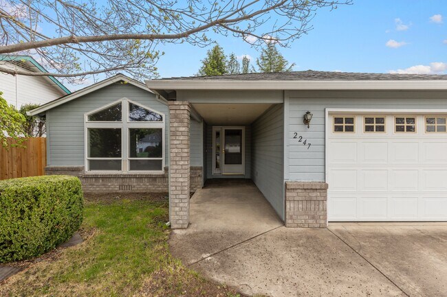 Building Photo - 2247 Martin Dr