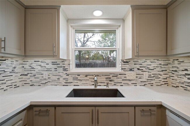 Foto del edificio - 8110 Bob White Dr