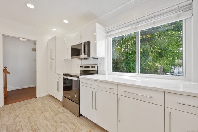 Foto del edificio - 75 Cos Cob Ave