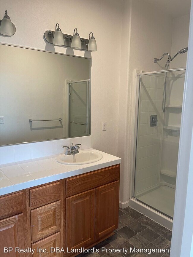 Foto del edificio - 3 br, 2 bath House - 236 Ostrander Ave
