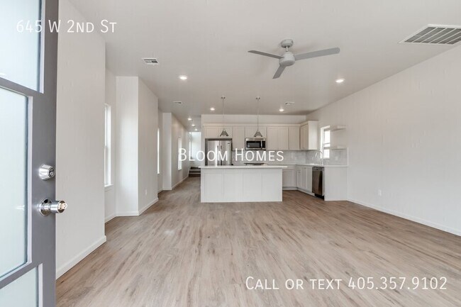 Foto del edificio - 645 W 2nd St