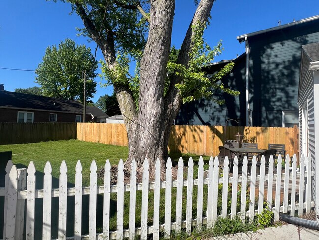 Foto del edificio - 1509 Broad Ripple Ave